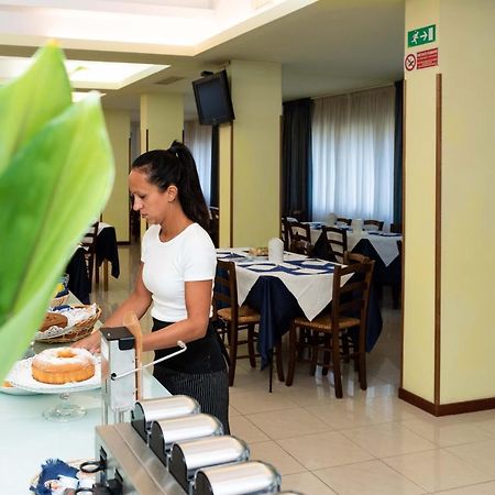 Hotel Gabbiano Порто Сан Джорджио Екстериор снимка