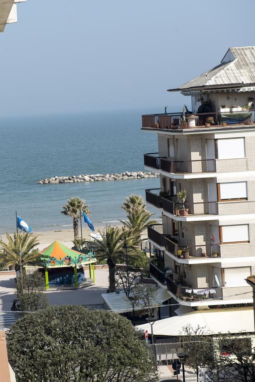 Hotel Gabbiano Порто Сан Джорджио Екстериор снимка