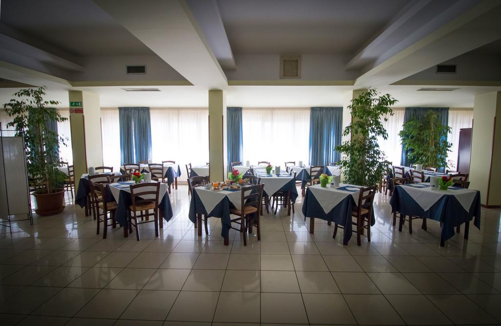 Hotel Gabbiano Порто Сан Джорджио Екстериор снимка