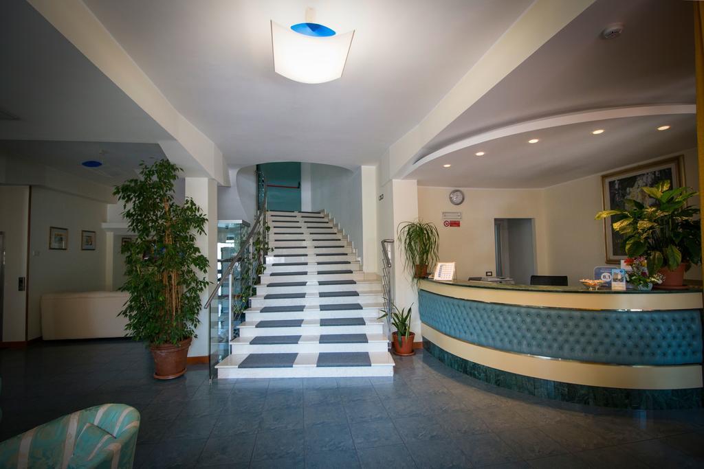 Hotel Gabbiano Порто Сан Джорджио Екстериор снимка