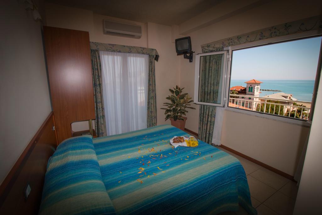 Hotel Gabbiano Порто Сан Джорджио Екстериор снимка