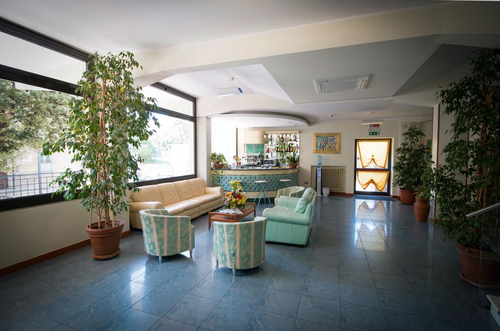 Hotel Gabbiano Порто Сан Джорджио Екстериор снимка