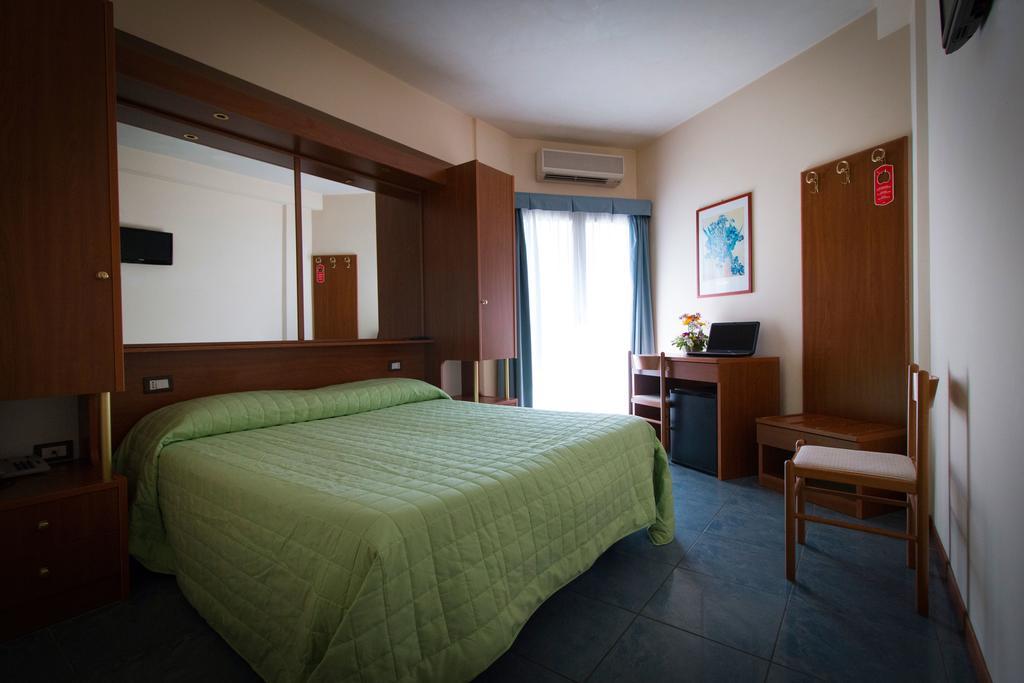 Hotel Gabbiano Порто Сан Джорджио Екстериор снимка
