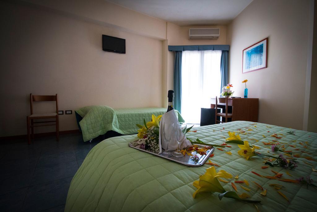 Hotel Gabbiano Порто Сан Джорджио Екстериор снимка