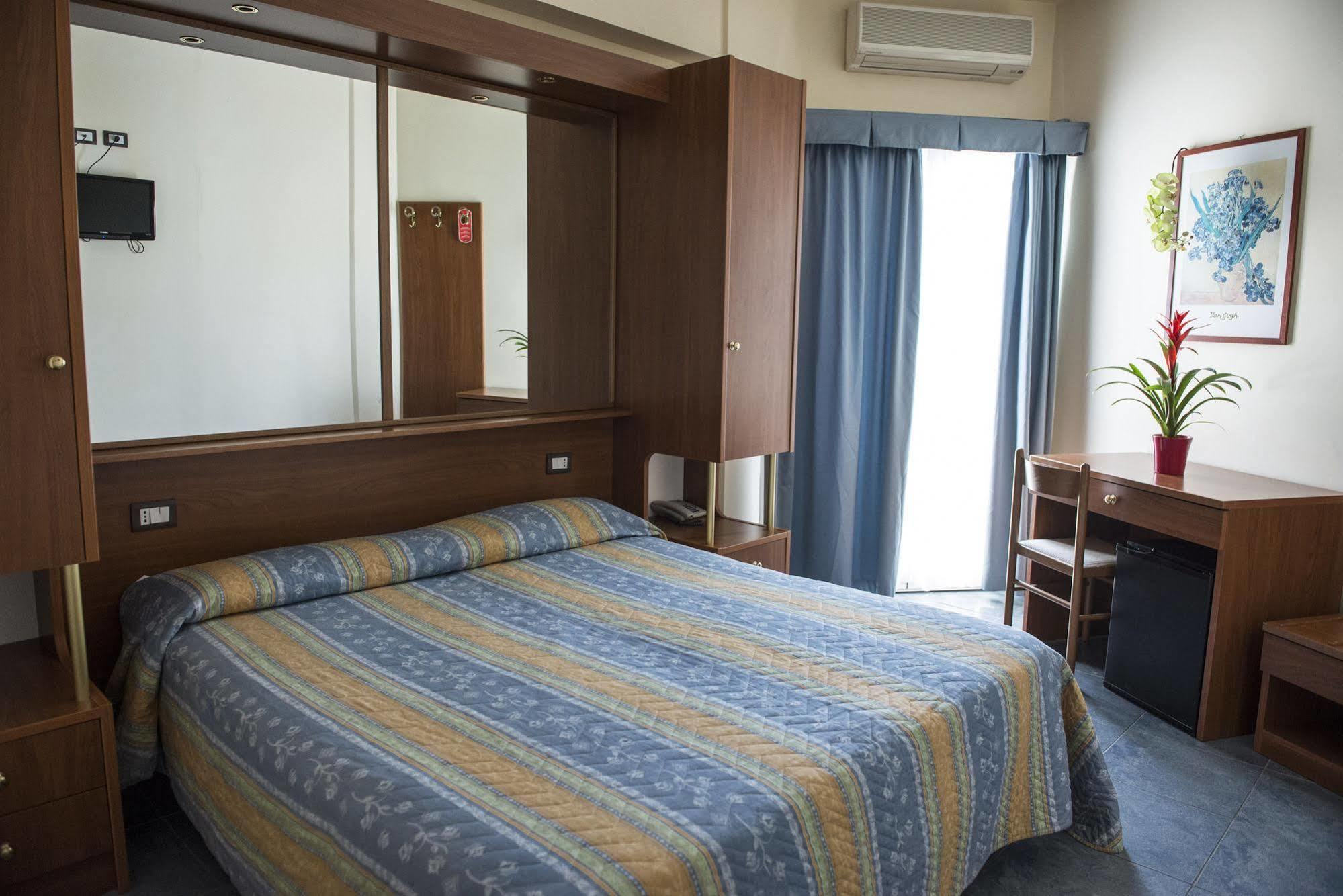 Hotel Gabbiano Порто Сан Джорджио Екстериор снимка