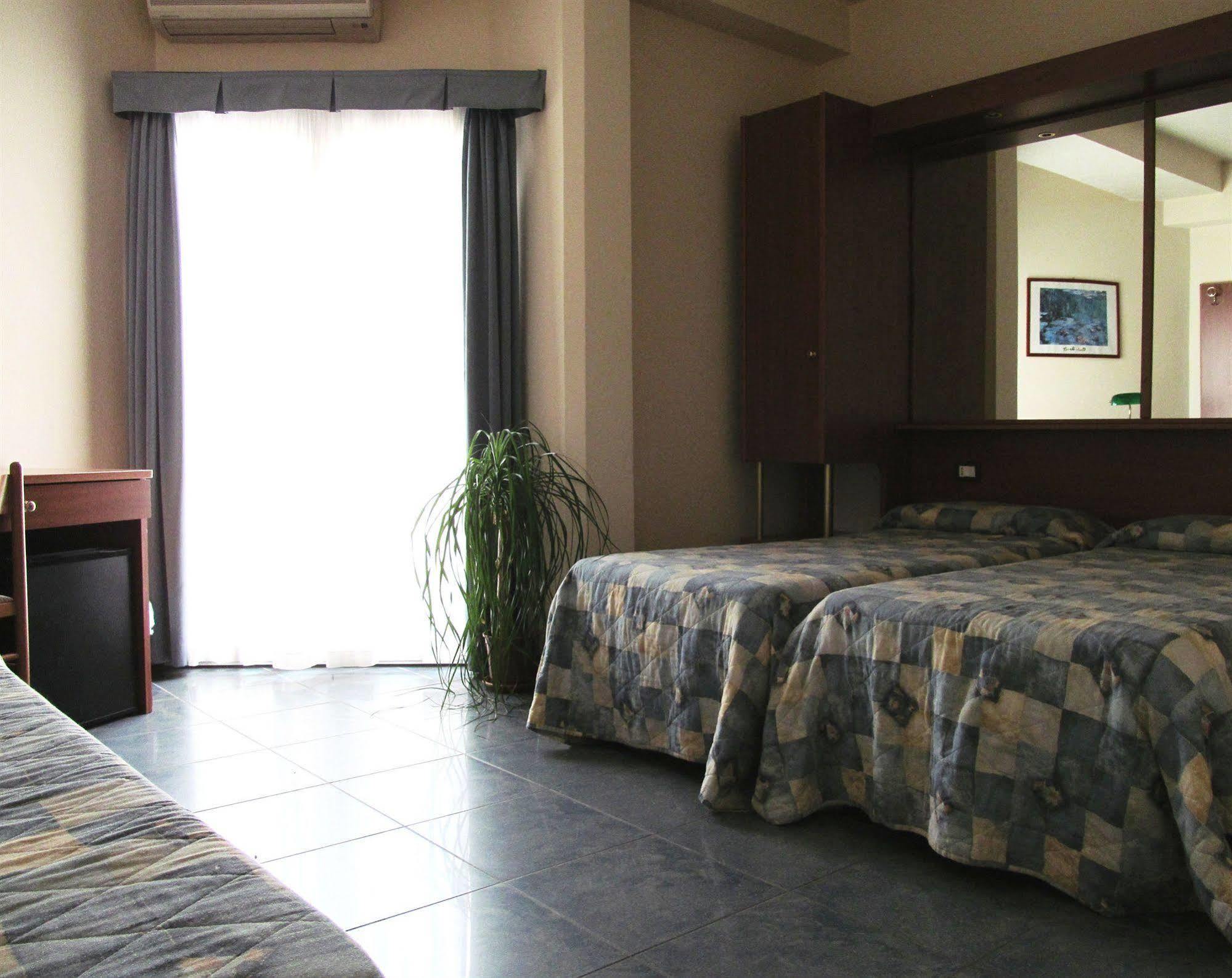 Hotel Gabbiano Порто Сан Джорджио Екстериор снимка
