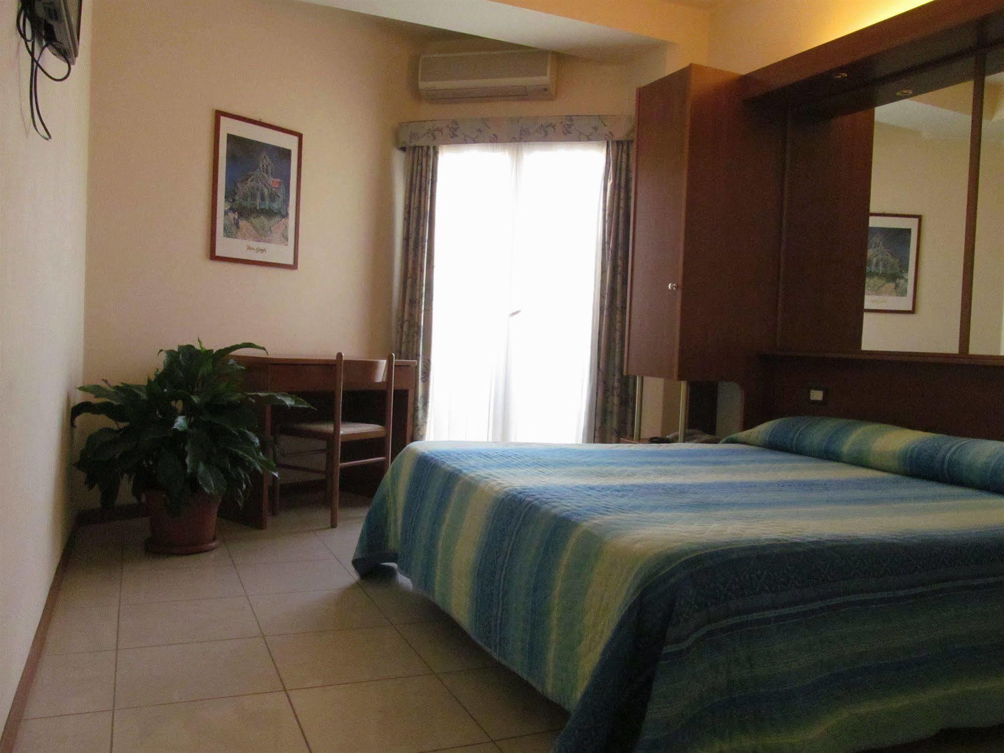 Hotel Gabbiano Порто Сан Джорджио Екстериор снимка
