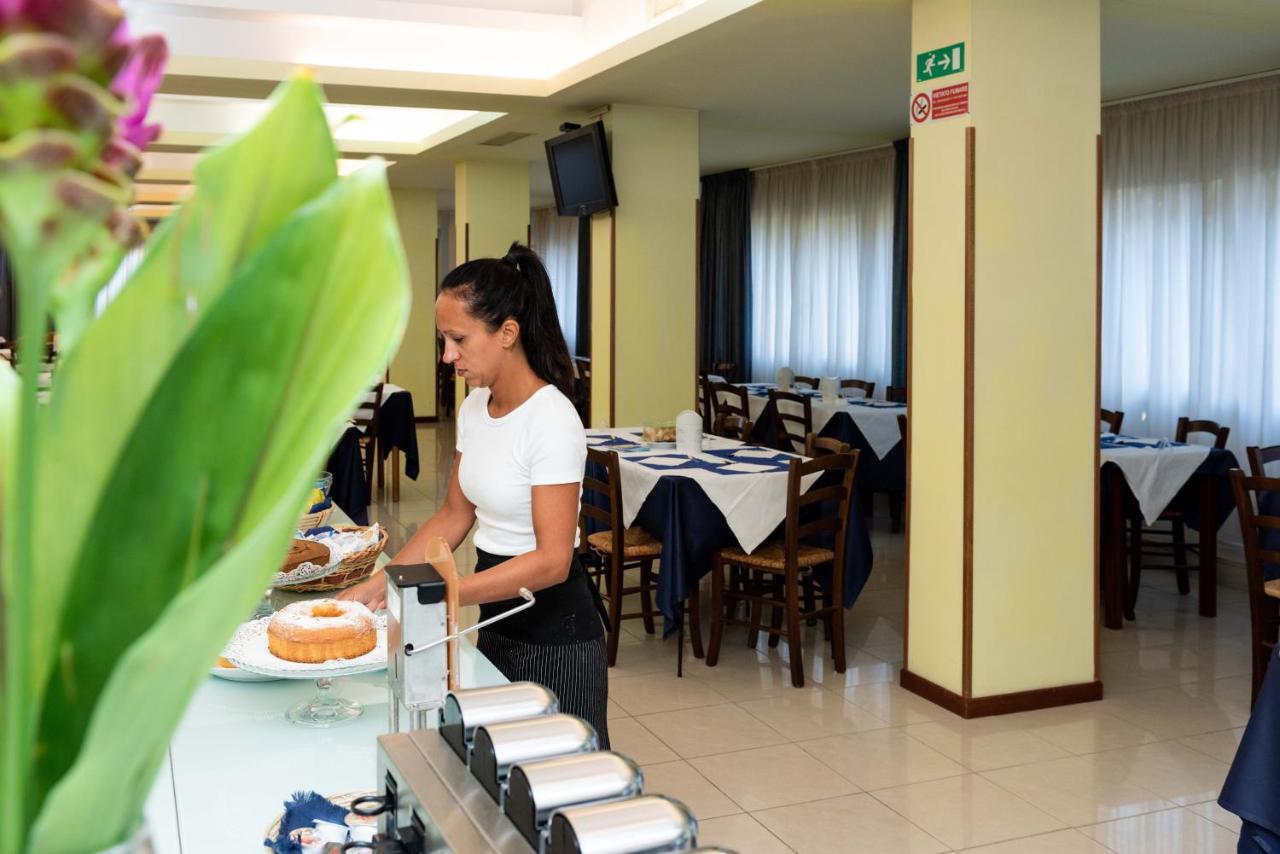 Hotel Gabbiano Порто Сан Джорджио Екстериор снимка